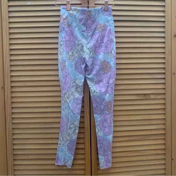 NWT Dippin’ Daisy’s Floral High Rise Leggings size small - Picture 6 of 8